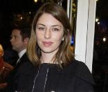 Sofia Coppola dynamise sa fourrure avec une version blanche et noire à Londres le 28 octobre 2003.