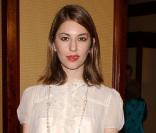 Entre bourgeoise décalée et minimal chic, Sofia Coppola hésite à Los Angeles, le 21 février 2004.
