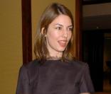 Sofia Coppola illumine sa robe stricte avec un sourire craquant à Los Angeles, le 4 février 2004.