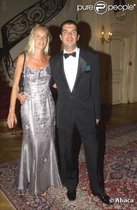 Avec son ami le comte Gil de Bezimont, le prince Charles-Emmanuel de Bourbon-Parme (photo : en 2004 avec sa femme) se lance dans le business juteux du préservatif, avec The Original Condom, une marque qui joue la carte du luxe !