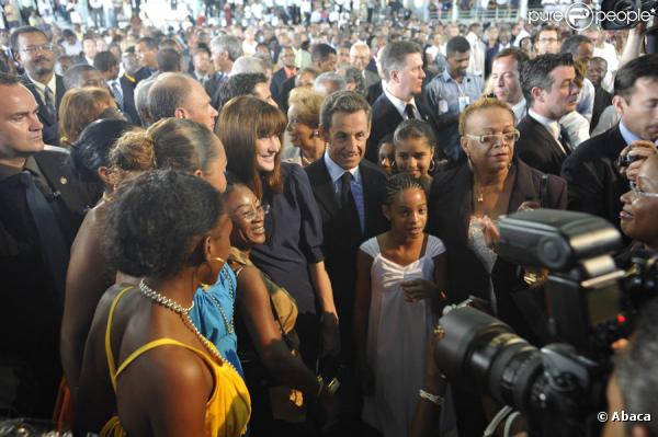 Carla Bruni et Nicolas Sarkozy en visite officielle en Guadeloupe le 8 janvier 2011 : bain de foule au programme 