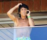 Ronnie Wood sur le balcon de sa chambre d'hôtel de Rio de Janeiro, le 9 janvier 2010