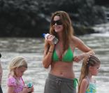 Denise Richards : Célibataire, elle emmène ses deux fillettes à la mer !