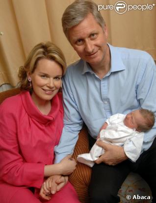 Le Prince Philippe de Belgique et sa femme Mathilde présentent leur fille Eléonore