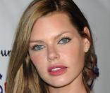 Sophie Monk regrette ses multiples opérations de chirurgie esthétique.