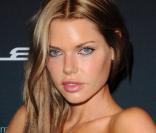 Sophie Monk regrette ses multiples opérations de chirurgie esthétique.