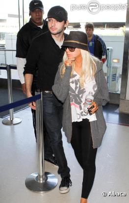 Christina Aguilera et son nouveau chéri Matthew Rutler, à l'aéroport de Los Angeles, le 29 janvier 2011