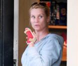 Nicollette Sheridan, blessée à la main, termine une séance shopping. 31/01/2011