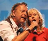Le chanteur Renaud et sa compagne Romane Serda 
