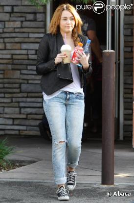 Miley Cyrus se promène à Beverly ills, samedi 5 février, une boisson glacée de chez Starbucks à la main, et affichent une silhouette plutôt ronde, ces derniers jours.