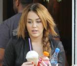 Miley Cyrus se promène à Beverly ills, samedi 5 février, une boisson glacée de chez Starbucks à la main, et affichent une silhouette plutôt ronde, ces derniers jours.