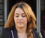 Miley Cyrus se promène à Beverly ills, samedi 5 février, une boisson glacée de chez Starbucks à la main, et affichent une silhouette plutôt ronde, ces derniers jours.