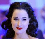 Dita von Teese et Thierry Henry dans le nouveau spot télévisé de Renault, pour la nouvelle Clio.