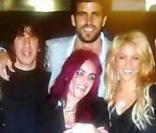 Shakira et Gerard Piqué lors de leur soirée d'anniversaire dans une discothèque à Barcelone en février 2011 