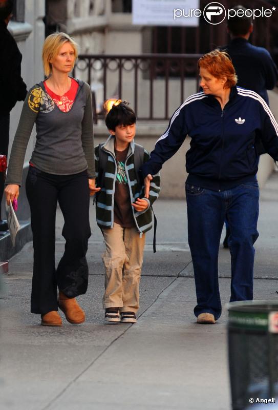 Cynthia Nixon en octobre 2010 avec son fils Charles et sa compagne Christine Marinoni 