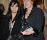 Eva Darlan et sa fille, lors du Gala de l\'Enfance Majuscule à Paris le 8 février 2011