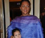 Hermine de Clermont-Tonnerre et sa fille Allegra lors du Gala de l'Enfance Majuscule à Paris le 8 février 2011