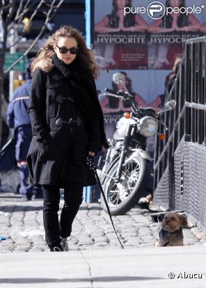 La ravissante Natalie Portman, enceinte, promène son chien Whiz (le frère du célèbre Woofy), dans les rues de Manhattan, à New York, le 8 février 2011.