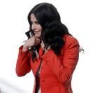 Courteney Cox, sur le tournage de la série Cougar Town, arbore une canne à cause d'une légère opération du genou, mais assure ! 10/02/2011