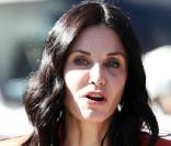 Courteney Cox, sur le tournage de la série Cougar Town, arbore une canne à cause d'une légère opération du genou, mais assure ! 10/02/2011