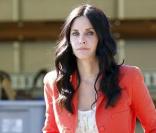 Courteney Cox, sur le tournage de la série Cougar Town, arbore une canne à cause d'une légère opération du genou, mais assure ! 10/02/2011