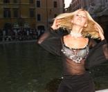 Valeria Mazza dans la fontaine de trevi a Rome