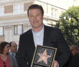 Alec Baldwin brandit son étoile... qui le rapproche de son ex Kim Basinger !