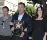 Alec Baldwin, entourée de Stephen Baldwin et de Megan Mullally, a reçu son étoile sur le Walk of Fame à Los Angeles le 14 février 2011