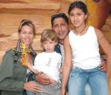 Smain entouré de Sid, sa compagne, et ses enfants, Kenza et Rayan. 