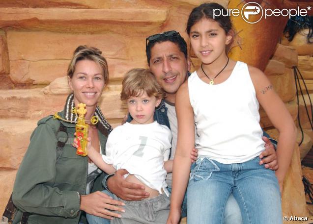 Smain entouré de Sid, sa compagne, et ses enfants, Kenza et Rayan. 