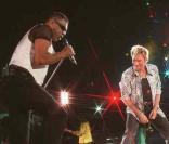 Erick Bamy et Johnny Hallyday au stade de France, en 1998