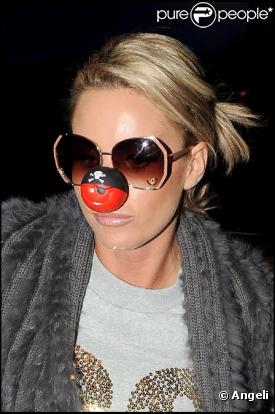 Katie Price à la sortie du Phoenix Theatre, à Londres, le 17 février 2011