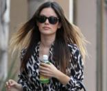 Rachel Bilson ose l'originalité avec un chemisier fauve et un it bag clouté. 