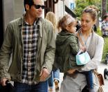 Jessica Alba et sa jolie famille profitent de leurs derniers mois à trois avant l'arrivée de bébé. Lors d'une balade à L.A le 19 février 2011
