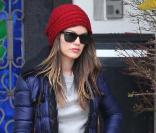  Rachel Bilson sort de chez elle et se rend à l'aéroport de Los Angeles LAX le 19 février 2011 