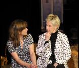 Danièle Gilbert et Delphine Zana sur les planches du Théâtre de la Passerelle. Elle joue dans la pièce <em>Rassurons les autruches.</em> 7 février 2011<br />