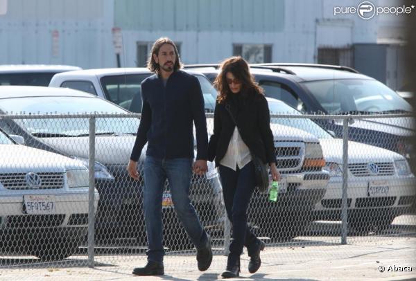 Lisa Edelstein et son boyfriend Robert Russell dans les rues de Los Angeles. Février 2011