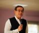 Jean-Luc Delarue repond a des lyceens sur les risques de l'addiction aux drogues lors d'une etape a Tourcoin, France, le 11 mars 2011, dans le cadre de son tour de France en camping-car, visant a sensibiliser les jeunes aux dangers de l'addiction.