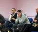 Jean-Luc Delarue repond a des lyceens sur les risques de l'addiction aux drogues lors d'une etape a Tourcoin, France, le 11 mars 2011, dans le cadre de son tour de France en camping-car, visant a sensibiliser les jeunes aux dangers de l'addiction.