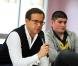 Jean-Luc Delarue repond a des lyceens sur les risques de l'addiction aux drogues lors d'une etape a Tourcoin, France, le 11 mars 2011, dans le cadre de son tour de France en camping-car, visant a sensibiliser les jeunes aux dangers de l'addiction.