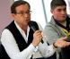 Jean-Luc Delarue repond a des lyceens sur les risques de l'addiction aux drogues lors d'une etape a Tourcoin, France, le 11 mars 2011, dans le cadre de son tour de France en camping-car, visant a sensibiliser les jeunes aux dangers de l'addiction.