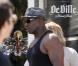 Michael Clarke Duncan et Saffron Burrows en plein tournage de The Locator, le spin-off de Bones, à Miami le 25 février 2011