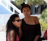Angela Simmons et sa soeur Vanessa Simmons à la plage à Miami, le 27 février 2011