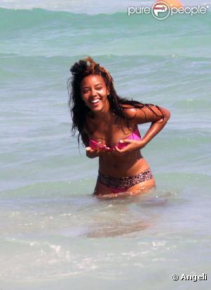Angela Simmons et sa soeur Vanessa Simmons à la plage à Miami, le 27 février 2011