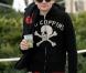 Deryck Whibley hospitalisé en urgence à Sydney en raison d'une pneumonie sévère, Sum 41 a interrompu sa tournée...