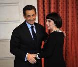 Nicolas Sarkozy élève Mireille Mathieu au grade d\'officier de la Légion d\'honneur, à Paris, le 26 janvier 2011.