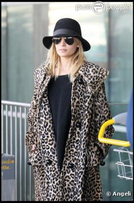 Nicole Richie arrive à l'aéroport de Roissy Charles de Gaule pour assister à la Fashion Week, à Paris, le 3 mars 2011.