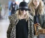 Nicole Richie arrive à l'aéroport de Roissy Charles de Gaule pour assister à la Fashion Week, à Paris, le 3 mars 2011.