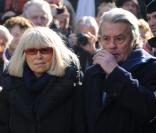 Mireille Darc et Alain Delon lors des obsèques d'Annie Girardot à Paris en l'église Saint-Roch le 4 mars 2011
