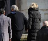 Alain Delon et Mireille Darc lors des obsèques d'Annie Girardot à Paris en l'église Saint-Roch le 4 mars 2011